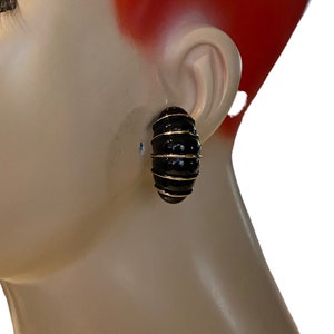 VINTAGE Ribbed Black Enamel Gold Tone Huggie Shrimp Clip Earrings 1980’s Box3sd2