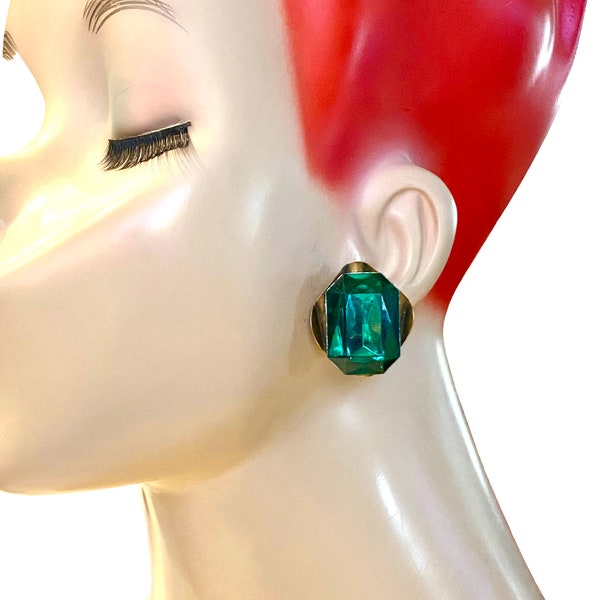 Vintage Emerald Green Cushion Cut and Brass Clip Earrings UU25