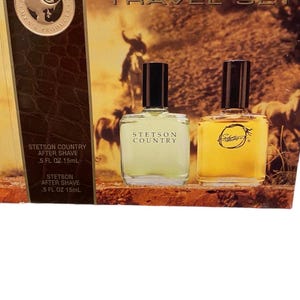 Pode incluir: Um conjunto de viagem de lo&ccedil;&atilde;o p&oacute;s-barba Stetson Country. O conjunto inclui duas garrafas, uma com um l&iacute;quido verde e a outra com um l&iacute;quido amarelo. Ambas as garrafas t&ecirc;m uma tampa preta e s&atilde;o etiquetadas com "Stetson Country". A caixa &eacute; marrom com uma imagem de um cowboy a cavalo.