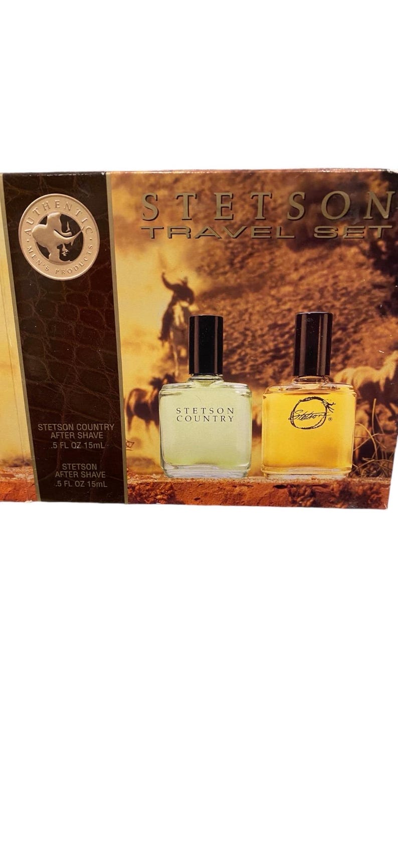 Pode incluir: Um conjunto de viagem de lo&ccedil;&atilde;o p&oacute;s-barba Stetson Country. O conjunto inclui duas garrafas, uma com um l&iacute;quido verde e a outra com um l&iacute;quido amarelo. Ambas as garrafas t&ecirc;m uma tampa preta e s&atilde;o etiquetadas com "Stetson Country". A caixa &eacute; marrom com uma imagem de um cowboy a cavalo.
