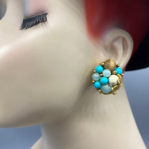 Vintage Turquoise Blue White Bead Atomic Age Lucite Button Clip Earrings NN2