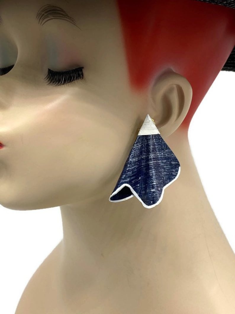 Vintage Sleek Deco Fan Artisan Blue White Composite Clip Earrings KK15