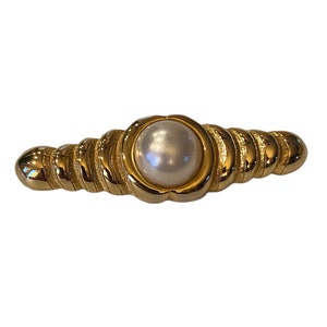 Vintage Dotty Smith Ribbed Gold Tone Faux Pearl Bar Brooch AU20