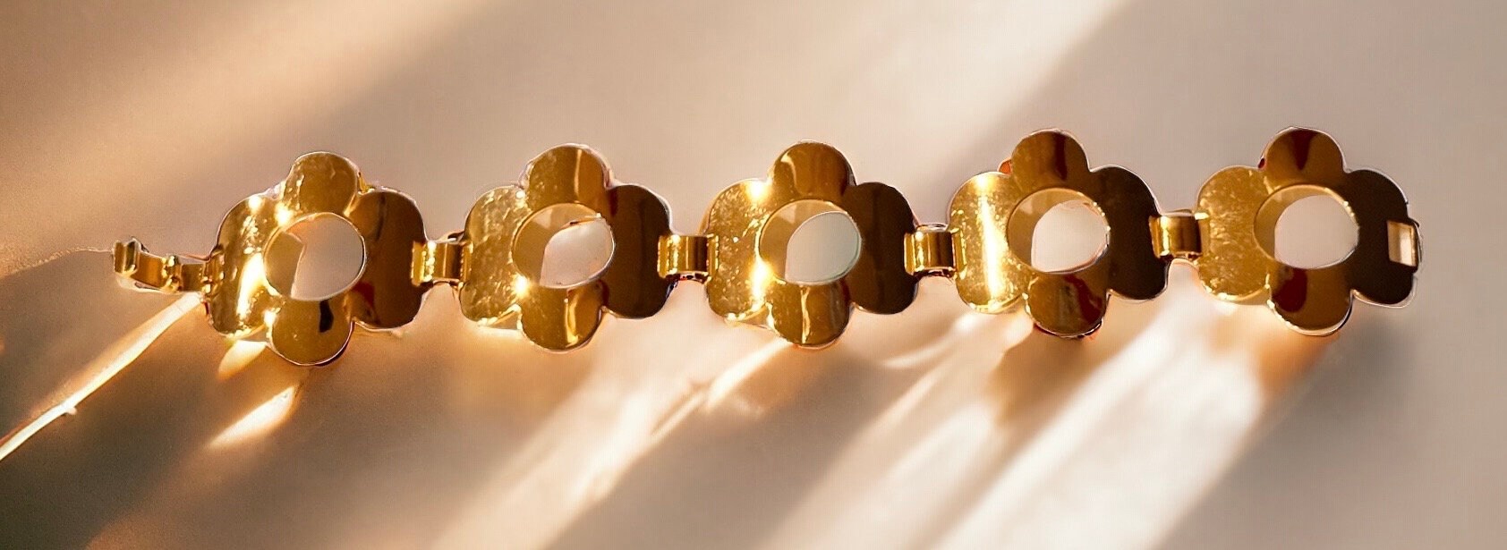 Bracelet rigide à décor de roses, de marguerites et de lys en métal