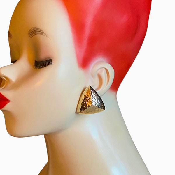 Vintage Authentic Givenchy Modernist Hammered Gold Plated 3D Pyramid Clip Earrings JJJ1