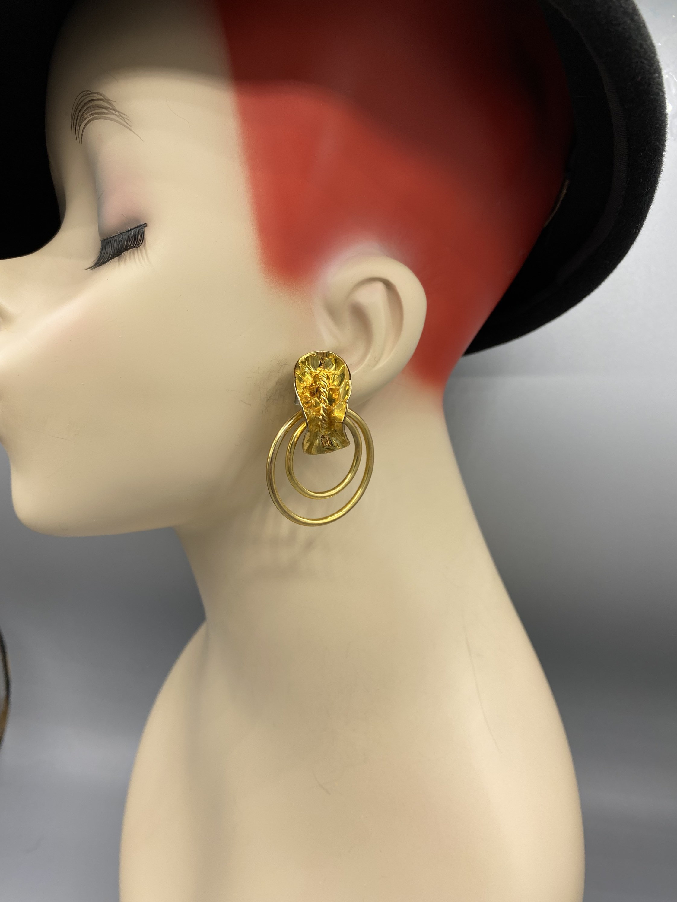 Vintage Unusual Chunky Gold Plated Double Hoop Pringle Crinkle Taco Shell Door Knocker Clip Earrings FF21