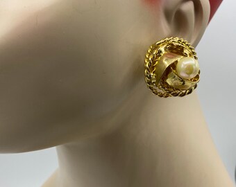 Vintage Reticulated Gold Plated Faux Pearl Rose Bud Flower Bloom Clip Earrings YY39