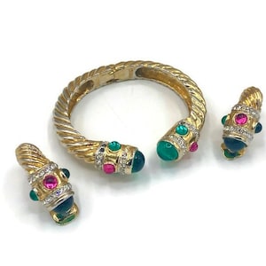 Brazalete vintage de cristal Gripoix verde esmeralda y rosa con cabujón y detalles de cristal, aretes de clip con forma de camarón y cable trenzado, Dr2