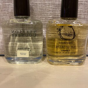 Pode incluir: Duas garrafas de vidro transparente de aftershave. A garrafa &agrave; esquerda &eacute; etiquetada como "Country Gentleman" e a garrafa &agrave; direita &eacute; etiquetada como "Stetson" com um logotipo de ferradura. Ambas as garrafas s&atilde;o de 3,7 fl oz e s&atilde;o etiquetadas como "Inflamavel".