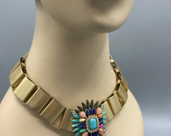 Collar gargantilla vintage Victoria Emerson con colgante de imitación de joya, chapado en oro cepillado y diseño de libro grueso, modelo S34