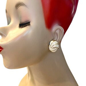 Vintage Gold Plated Cream Ribbed Enamel Petite Clip Earrings 1980s Box3sd2