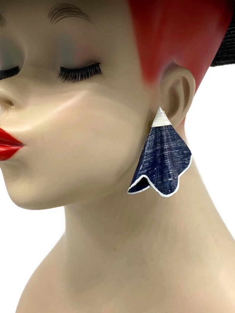 Vintage Sleek Deco Fan Artisan Blue White Composite Clip Earrings KK15