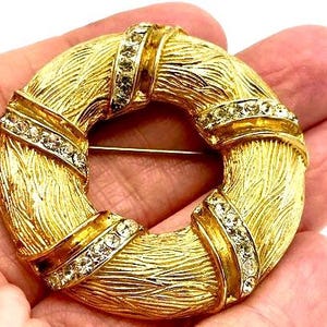 Vintage Corocraft Pat. Hängende gerippte Gold überzogene Kreis-Brosche mit Kristallakzenten UU11