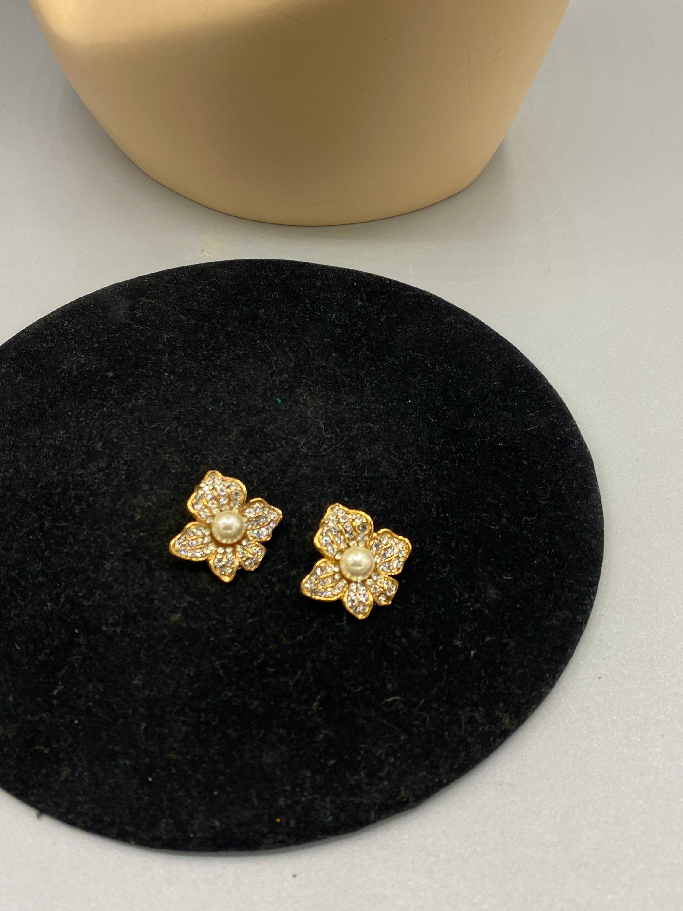 ★VINTAGE HOLLYWOOD★ [14k Gold] Petit Daisy Earrings_VH2533 Vintage Gold Pave Crystal Daisy Flower Designer Chunky Clip