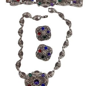 Collar, pulsera y pendientes de clip con cabujón de cristal Gripoix en tonos joya de estilo etrusco con ensalada de frutas vintage
