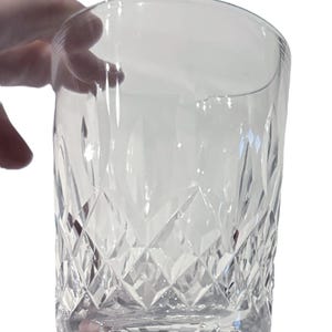 Puede incluir: Un vaso de cristal transparente con un dise&ntilde;o de cristal tallado. El vaso tiene un fondo redondeado y lados rectos.