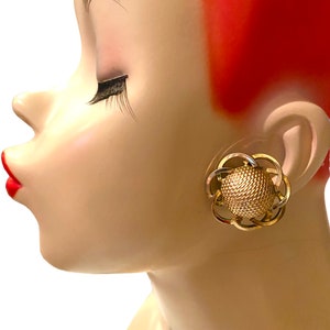 Vtg Brushed Gold Plated Flower Daisy Button Clip Earrings