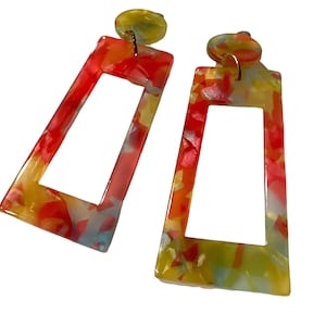 Vintage Artisan Chunky Modernist Green Red White Resin Acrylic Hoop Dangle Clip Earrings DD2