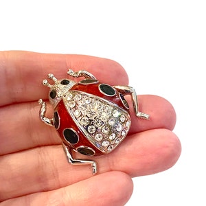 Broche de insecto, mariquita, de esmalte rojo y negro, grande, de época, con pavé de diamantes de imitación, sin marcar, III16