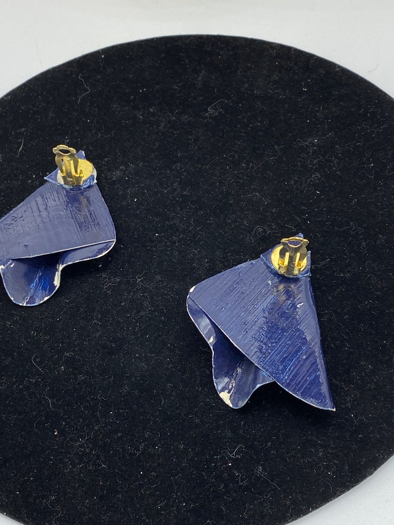 Vintage Sleek Deco Fan Artisan Blue White Composite Clip Earrings KK15