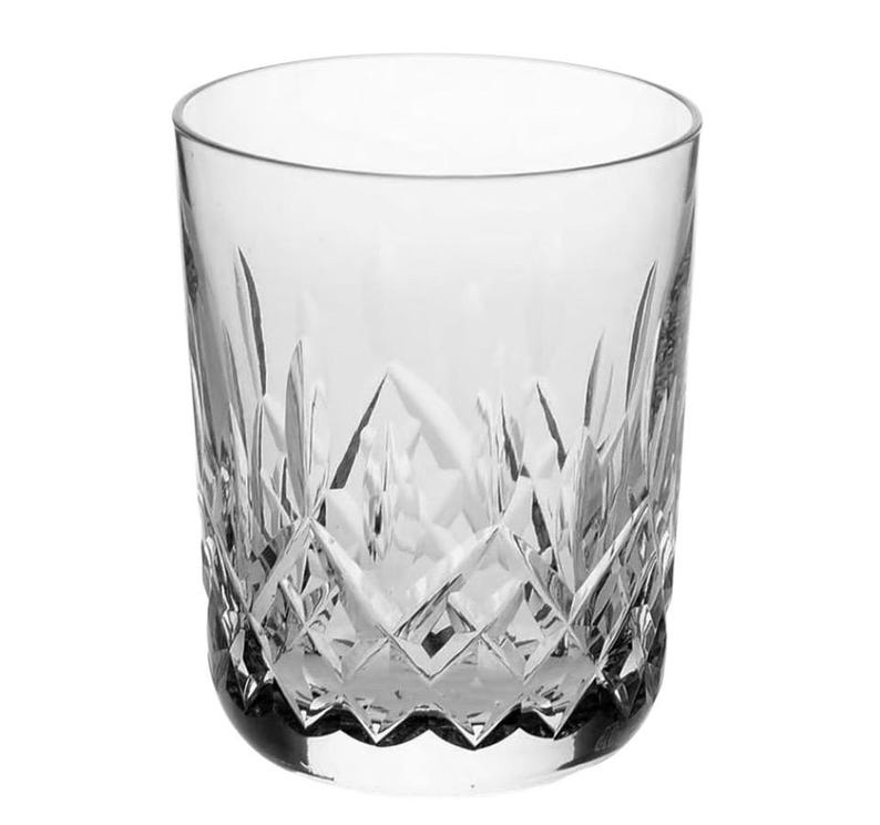 Puede incluir: Un vaso de cristal transparente con un dise&ntilde;o de cristal tallado. El vaso tiene una boca ancha y un fondo redondeado.