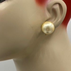 VTg Les Bernard Large Faux Pearl Screw Back Earrings RR5