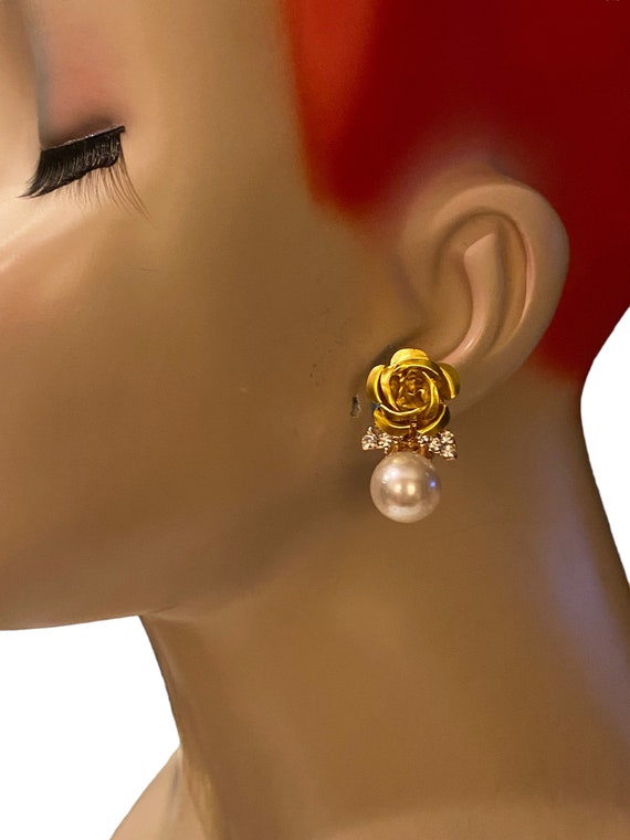 Vintage Faux Pearl Yellow Gold Metal Rose Bud Flo… - image 1