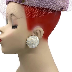 Vintage Chunky Mother of Pearl Porcelain Ceramic Scalloped Button Clip Earrings MM12