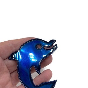 Broche vintage bleu brutaliste primitif artisan dauphin poisson mammifère A34