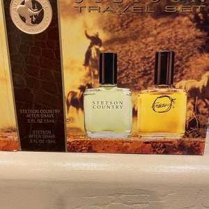 Pode incluir: Um conjunto de viagem de lo&ccedil;&atilde;o p&oacute;s-barba Stetson Country numa caixa castanha com um cowboy a montar a cavalo no fundo. O conjunto inclui duas garrafas, cada uma com 0,5 on&ccedil;as l&iacute;quidas (15 mililitros) de lo&ccedil;&atilde;o p&oacute;s-barba.