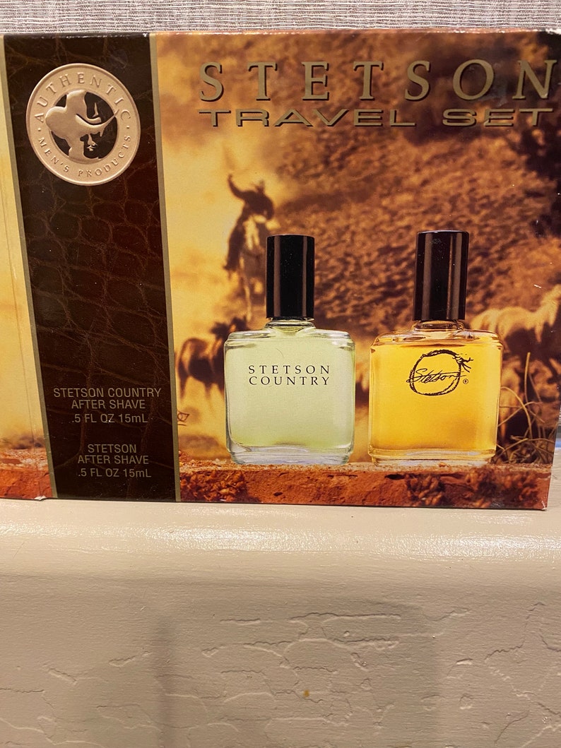 Pode incluir: Um conjunto de viagem de lo&ccedil;&atilde;o p&oacute;s-barba Stetson Country numa caixa castanha com um cowboy a montar a cavalo no fundo. O conjunto inclui duas garrafas, cada uma com 0,5 on&ccedil;as l&iacute;quidas (15 mililitros) de lo&ccedil;&atilde;o p&oacute;s-barba.