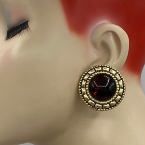 VTG Chunky Large Button Modernist Gold Plate with Lucite Dark Brown Tortoiseshell Cabochon Clip Earrings AE21