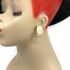 Eleganti orecchini a clip vintage in smalto bianco crema con coste dorate.