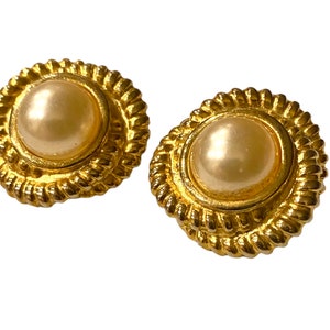 Vintage Faux Pearl Ribbed Infinity Wrap Cabochon Style Clip Earrings