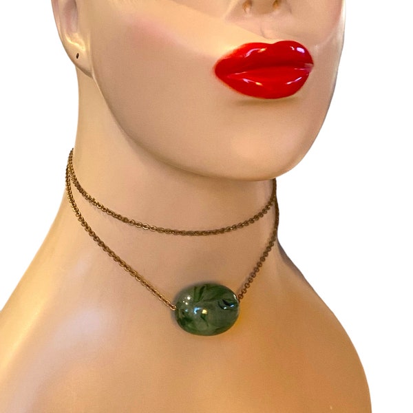 Collar de cadena de cuentas de espinacas grandes chinas de Lucite sintética vintage puede ser baquelita AO11