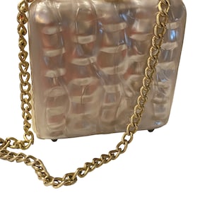 Monedero de noche Stylecraft vintage de los años 1950-1960 con ondas de acrílico y lucita en forma de remolino de perlas, cadena dorada e interior de satén dorado