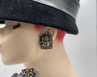 ヴィンテージブラックフォイルガラスとピンクのラインストーンのクリップオンイヤリング