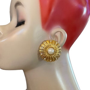 Vintage Gold Plated Crystal Accent Faux Pearl Cabochon Daisy Flower Bloom Clip Earrings Designer Quality AAA22