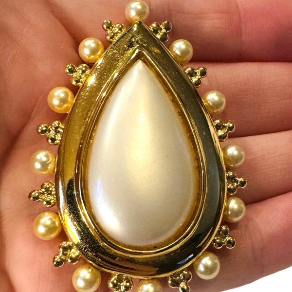 Vintage Signed SMB Sandra Miller Burrows Goldtone Pin Teardrop Shape Pin Brooch Faux Pearl Pendant H6