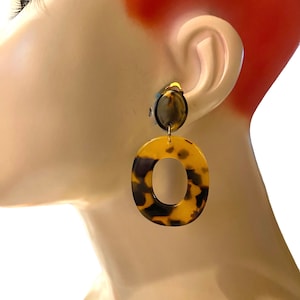 Vintage Artisan Chunky Modernist Tortoiseshell Resin Acrylic Hoop Dangle Clip Earrings HH23