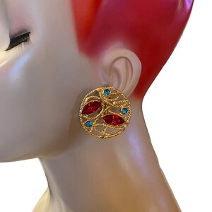 Pendientes vintage extragrandes con botón de clip reticulado de cristal azul navette rojo bañados en oro AO13
