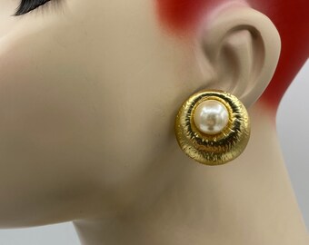 Vintage Chunky Gold Plated Ribbed Shell Faux Pearl Clip Earrings PP17