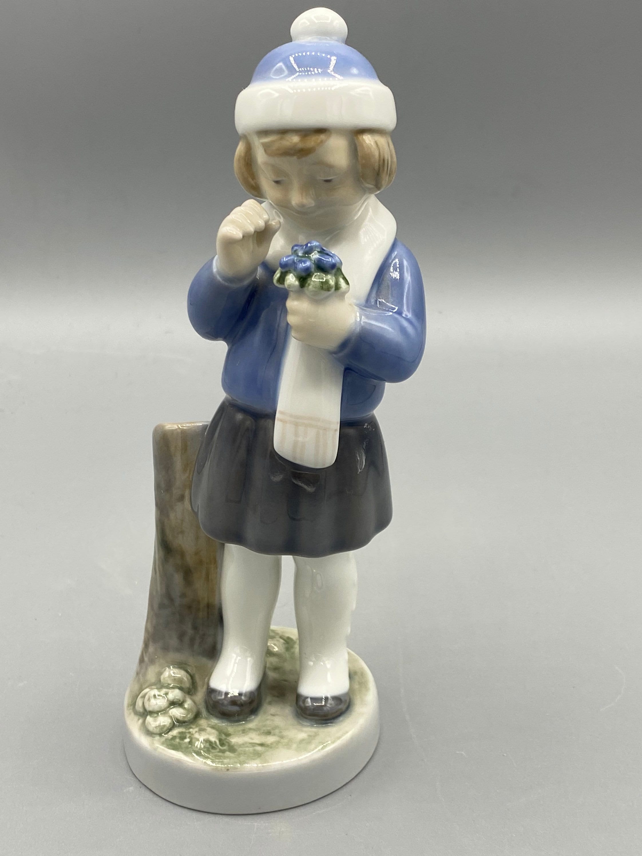 ヴィンテージ ロイヤルコペンハーゲン ガールフィギュア 3月 - 花束を 