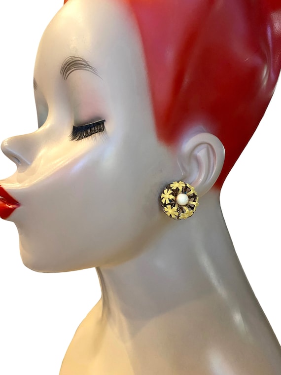 Vintage Lucite and Yellow Enamel Flower Bloom Clu… - image 1