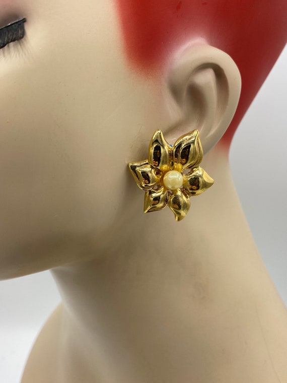 Vintage Flower Bloom with Faux Pearl Clip Earring… - image 1