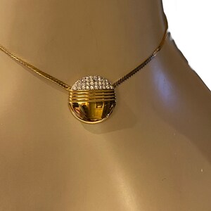 Collana girocollo vintage GIVENCHY placcata oro con disco di cristallo pavé AS22