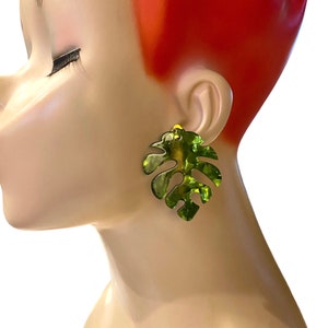 Vintage Artisan Chunky Modernist Green White Leaf Resin Acrylic Abstract Clip Earrings LL24