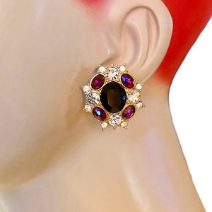 Pendientes de clip Monet vintage chapados en oro con cristales negros, transparentes y rojo oscuro (AO20)