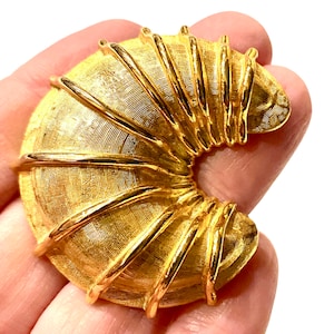 Vintage Large Gold Plate Ribbed Shell Croissant or Fortune Cookie Brooch Pin O18