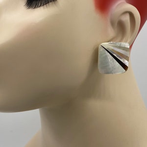 Vtg Inlaid Onyx and Mother of Pearl Button Clip Earrings ZZ6